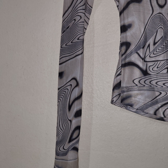 Elegant Swirl Pattern Button Down Shirt - Picture 3 of 7